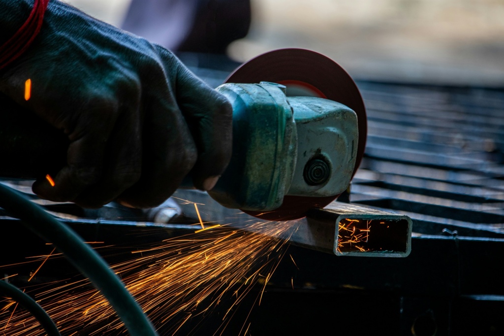 Болгарка режет металл